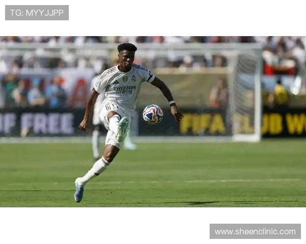 记者:贝林和楚阿梅尼参加合练,后者将在欧冠担任中卫 记者:贝林和楚阿梅尼参加合练,后者将在欧冠担任中卫